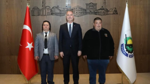 İnegöl Belediyesi’nden özel bireylere anlamlı doğum günü sürprizi