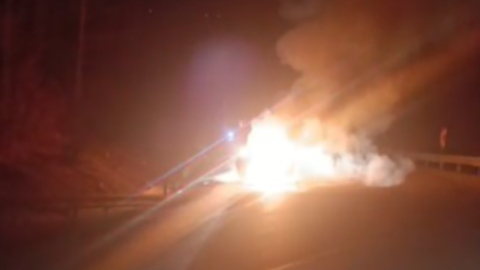 Uludağ'dan inen otomobil yolda yandı