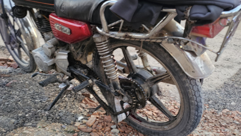 11 yaşındaki çocuğun ayağı zincire sıkıştı, motosiklet devrildi: 2 yaralı