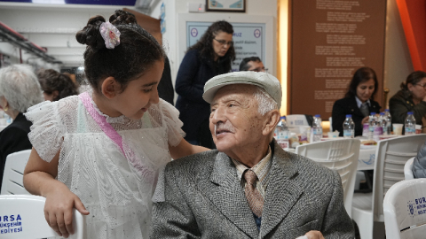 İlkokul öğrencilerinden huzurevindeki büyüklere okulda iftar jesti
