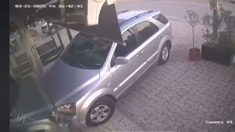 Kuaförlük yapan kiracısının dükkanına otomobille daldı