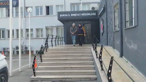 Eve yürüyerek gitmeye üşendi, araç çaldı yakıtı bitti, başka araç çalıp kaza yaptı