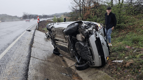 Bursa’da kontrolden çıkan otomobil kanala devrildi: 2 yaralı