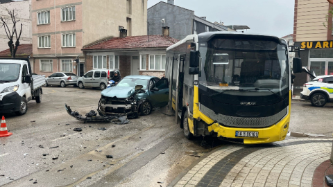 Halk otobüsü ile otomobil çarpıştı: 3 yaralı