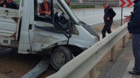 Kontrolden çıkan kamyonet direği devirdi
