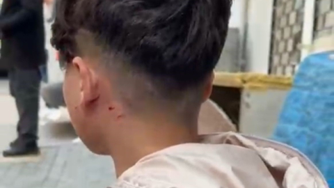 Camı tıklattığı için çocuğu darp etti