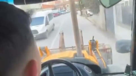 İş makinesi ile tehlikeli yolculuk