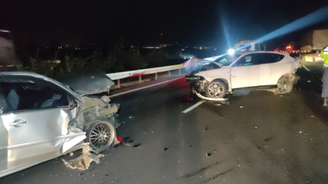 Otoyolda 4 araç çarpıştı! 1 ölü, 7 yaralı