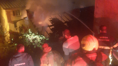 Bursa'da evin çatı katı alev alev yandı