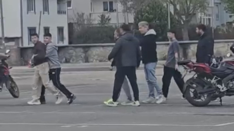 Ehliyet kursunda öğrenci-öğretmen kavgası kamerada