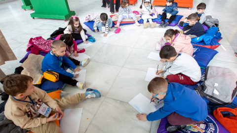 ‘Resimlerden Resim Beğen Sergisi’ne miniklerden ziyaret