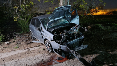 Otomobil ile motosiklet kafa kafaya çarpıştı: 1’i ağır 2 yaralı
