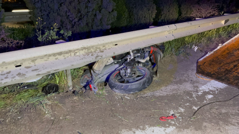 Seyir halindeki motosikletli önce kamyonete, ardından bariyerlere çarparak hayatını kaybetti