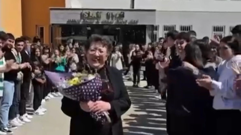 Emekli olan öğretmenlerini böyle uğurladılar