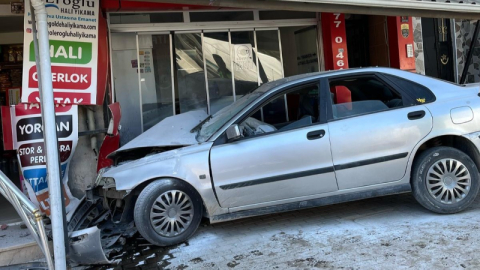 Kontrolden çıkan otomobil iş yerine daldı