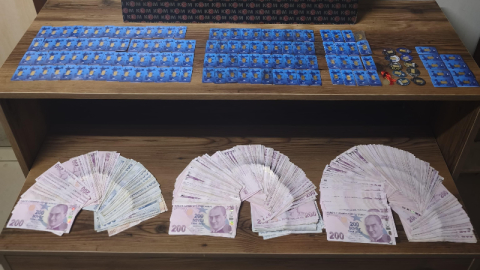 Piyasaya sahte altın sürüp önce kuyumcuları sonra vatandaşları dolandırdılar