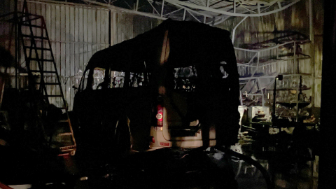 Servis minibüsünde çıkan yangın oto tamir dükkanına sıçradı