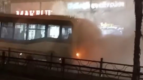 Belediye otobüsü arıza yaptı, çevreyi duman sardı