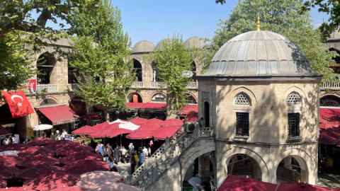 Bursa'nın tarihi çarşıları ve Hanlar Bölgesi'nde hafta sonu yoğunluğu