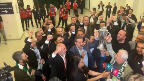 Faruk Çelik ve Mustafa Bozbey şampiyonluk kupasını birlikte kaldırdı