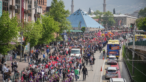 23 Nisan'da binlerce çocuk ellerinde bayraklarla yürüdü