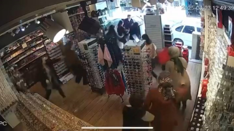 Depremde panik anları güvenlik kamerasında