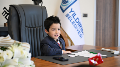 Makamını çocuklara devretti