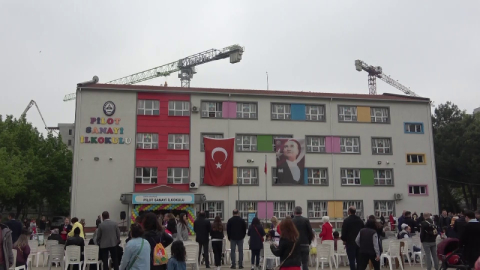 Toz, toprak ve vinçlerin arasında 2 yıldır zorlukla devam eden eğitim