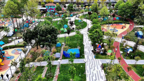 Vatandaşlar yeni güne park ve çadırlarda uyandı