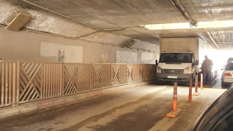 Kamyonet alt geçide sıkıştı