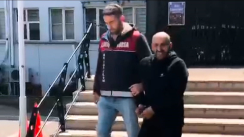 Mahkemeye sevk edilirken görüntü alan basın mensuplarına gülerek cevap verdi