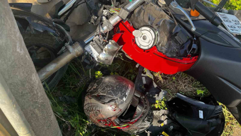 Motosikletin kontrolden çıkması ile birlikte genç sürücü duvara ve direğe çarptı