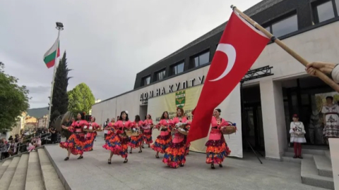 Bursa Nilüfer Halk Dansları Bulgaristan’da alkışları topladı