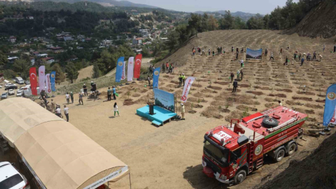 Deprem şehitleri için fidan dikimi