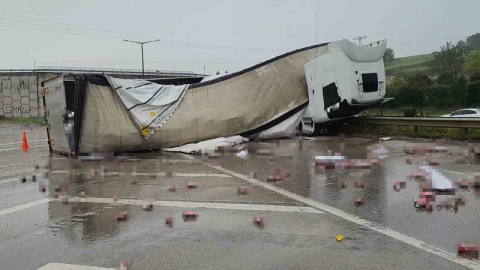 Bursa’da alkol yüklü tır devrildi