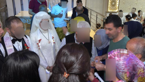 Davetsiz düğüne gitti, pasta yedi, takılan paraları çaldı