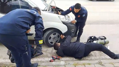 İtfaiye ekiplerinin kedi kurtarma operasyonu