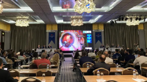 Bursa'da göz cerrahlarından canlı ameliyat