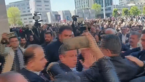 Özgür Özel saldırıya uğradı