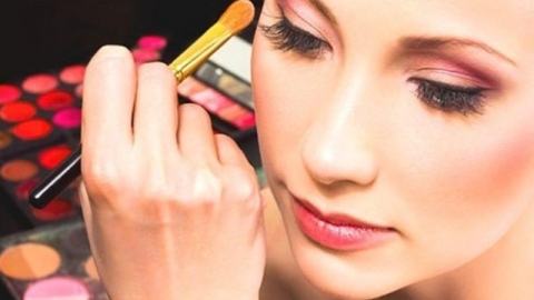 Makyaj yaparken göz sağlığınızdan olmayın