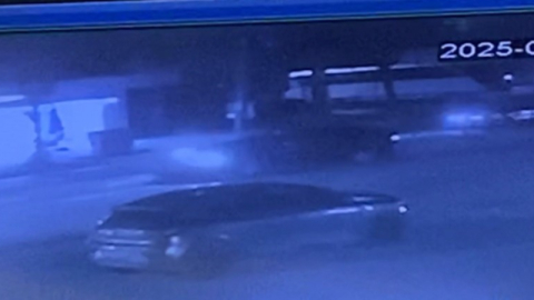 Kontrolden çıkan otomobil aydınlatma direğine çarptı: 2 yaralı