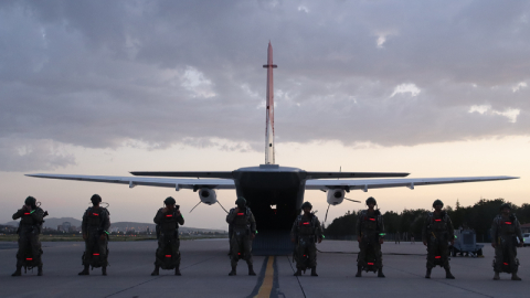 "Erciyes-2025 Tatbikatı" seçkin gözlemci günü gece atlayışı ile başladı