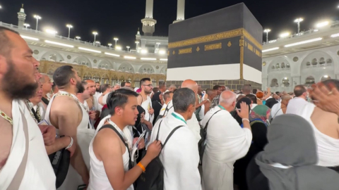 Hacı adayları Kabe'de Gazze için dua ediyor