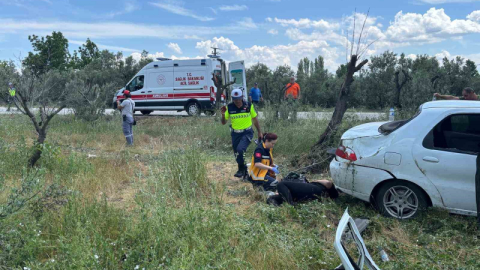 Otomobil zeytinliğe uçtu