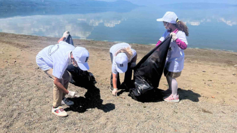 Minik gönüllülerden İznik’te sahil temizliği