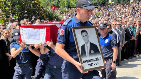 Belediye önünde  Başkan Zeyrek’e hüzünlü veda