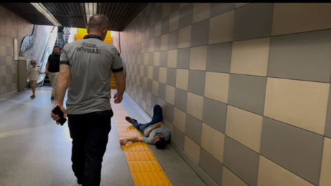 Metro istasyonunda sızıp kaldı