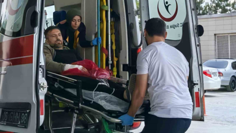 Ağaç keserken motorlu testereyle kendini kesti