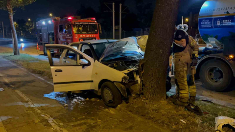 Direksiyon hakimiyetini kaybeden sürücü ağaca çarptı