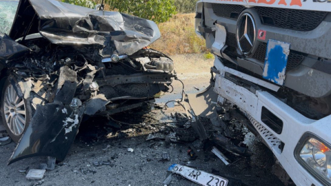 Bursa’nın İznik ilçesinde otomobil ile tırın çarpışması sonucu 1 kişi hayatını kaybetti, 2 kişi ağır yaralandı.